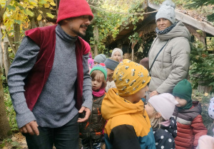 Skrzat opowiada dzieciom historie.