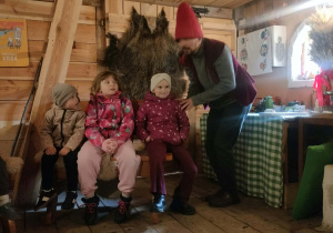 Skrzat opowiada dzieciom historie.