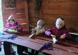 Dzieci uczestniczą w warsztacie tworzenia laleczek.