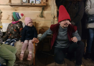 Skrzat opowiada dzieciom historie.