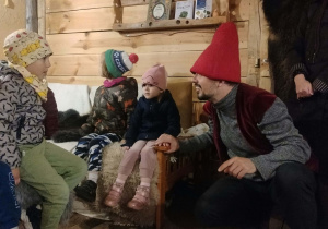Skrzat opowiada dzieciom historie.