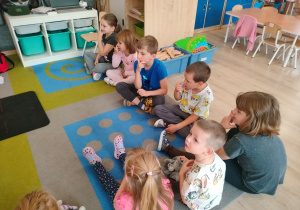 Dzieci przypominają sobie telefon alarmowy.