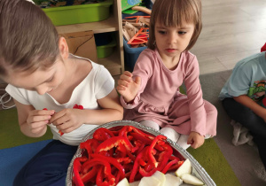 Dziewczynki wybierają warzywo, które będą chciały zjeść.
