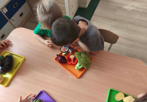 Dzieci dokładnie obserwują teksturę przygotowanych warzyw.