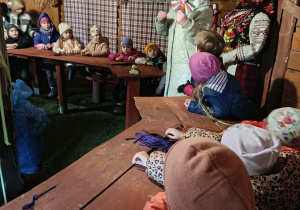 Dzieci robią lalki z materiału.