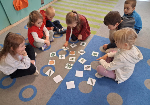 Dzieci grają w "memory".