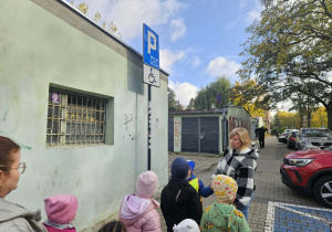 Dzieci patrzą na znak drogowy.