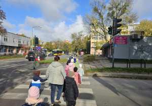 Dzieci przechodzą przez przejście dla pieszych.