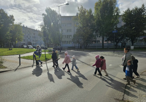 Dzieci przechodzą przez przejście dla pieszych.