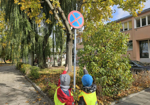 Dzieci wskazują znak drogowy.