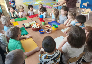 Dzieci czekają na polecenia nauczyciela związane z przebiegiem zajęć.