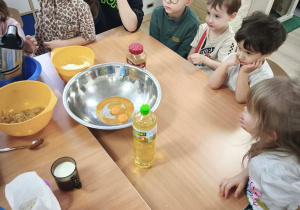 Dzieci z zaangażowaniem uczestniczą podczas zajęć kulinarnych.