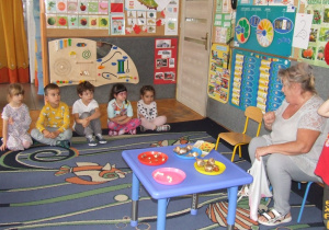 nauczycielka pokazuje cebulki dzieciom