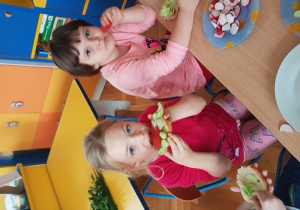 Dzieci jedzą przygotowane samodzielnie kanapki.