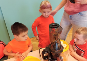 dzieci przygotowują sok marchwiowy