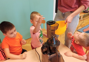 dzieci przygotowują sok marchwiowy