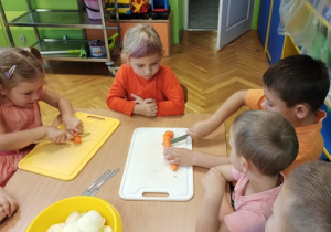 dzieci kroją marchew
