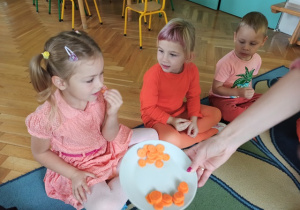 dzieci próbują gotowanej i surowej marchwi