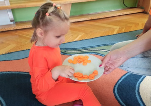 dziewczynka próbuje marchew