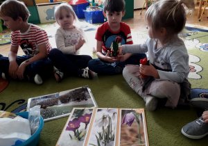 Dzieci oglądają modele tulipanów