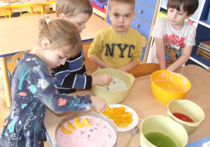 Dzieci mieszają składniki ciasta.