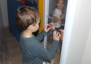 Chłopiec w bąbelkowym lustrze.