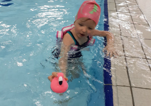 Dziecko pływa w basenie