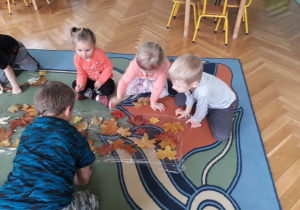 Dzieci układają liście na folii