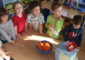 Dzieci czekają na wyciskanie soku marchewkowego.