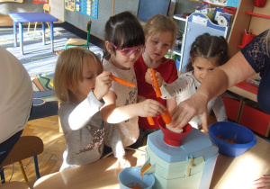 Dzieci robią sok marchewkowy.