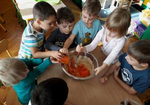 Dzieci dodają utartą marchew.