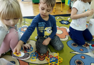 Dzieci konstruują z klocków