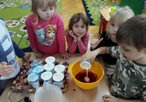 Dzieci wlewają jogurt
