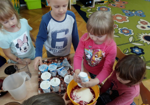 Dzieci wlewają jogurt