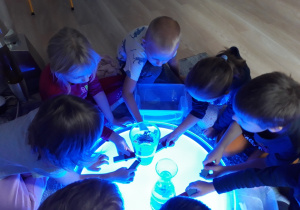 Dzieci bawią się na podświetlanym panelu