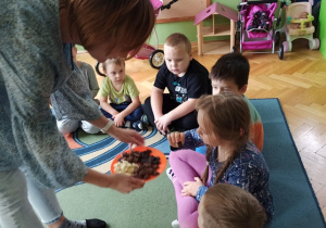 dzieci próbują różnych rodzajów czekolady