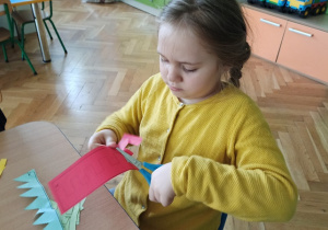 Dzieci ćwiczą wycinanie nożyczkami