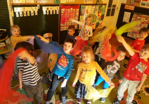 Dzieci tańczą z apaszkami