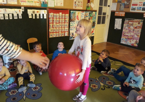 Dzieci grają w "pomidora" z dużą piłką