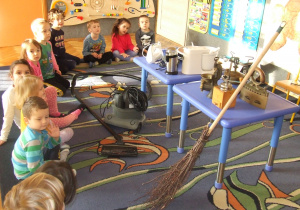 Dzieci oglądają urządzenia elektryczne i urządzenia dawniej stosowane.