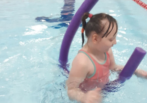 Dziecko pływa w basenie