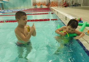 Dzieci ćwiczą w basenie