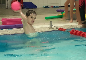 Dziecko ćwiczy w basenie