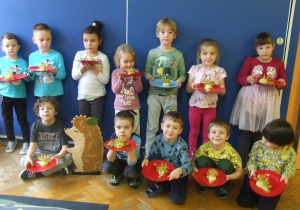 Dzieci prezentują przygotowane przez siebie jeże.