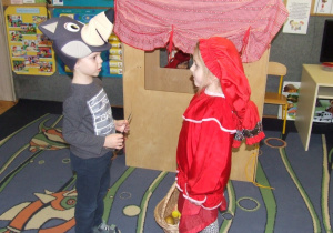 Dzieci inscenizują Czerwonego Kapturka.