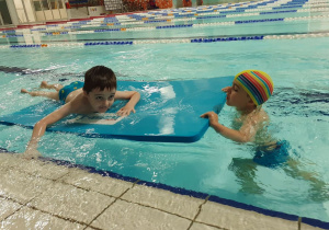 Dzieci ćwiczą w basenie