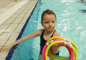 Dziecko ćwiczy w basenie