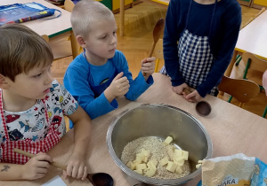 Dzieci mieszają składniki ciasta