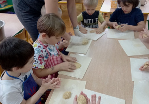 Dzieci formują ciastka