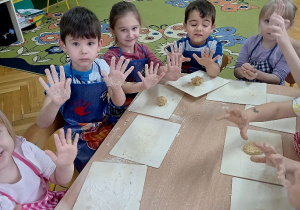 Dzieci formują ciastka